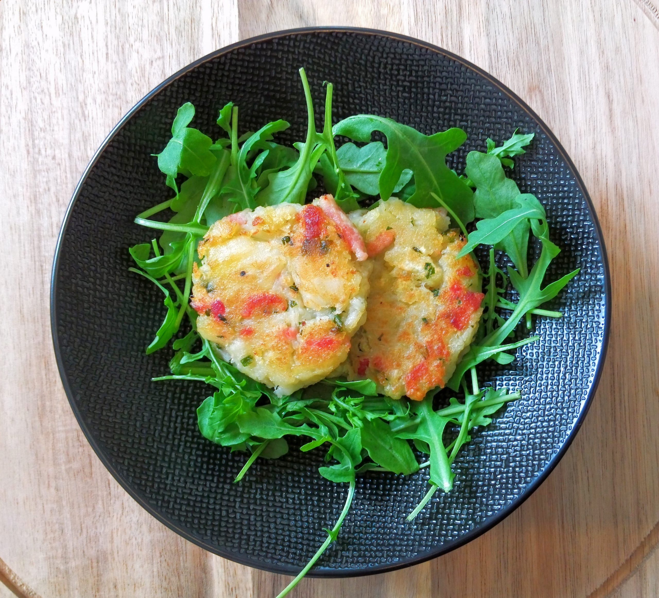 fruit à pain cuisiné en galettes avec des petits lardons