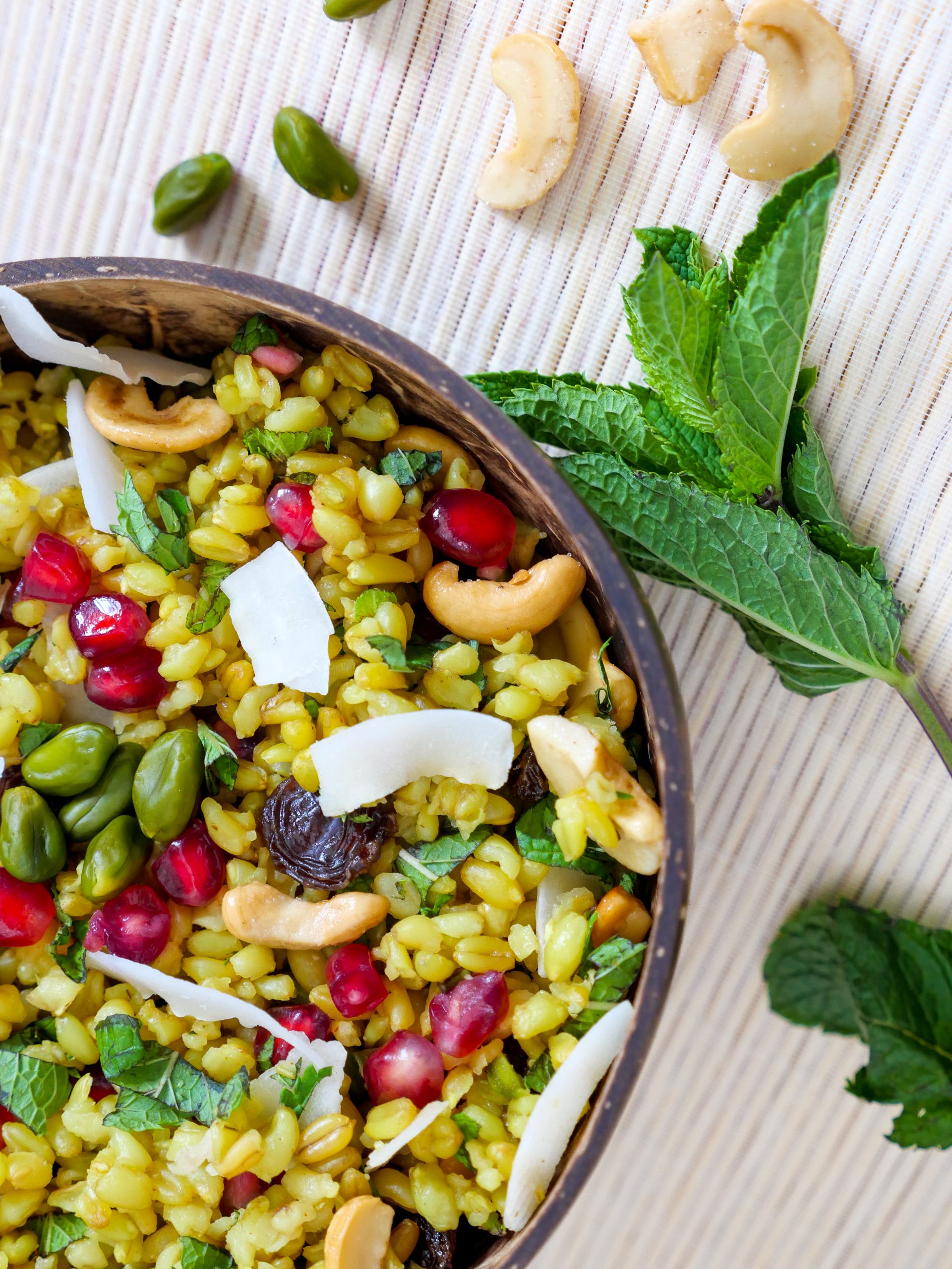 Plat croquant à base de freekeh et de fruits secs