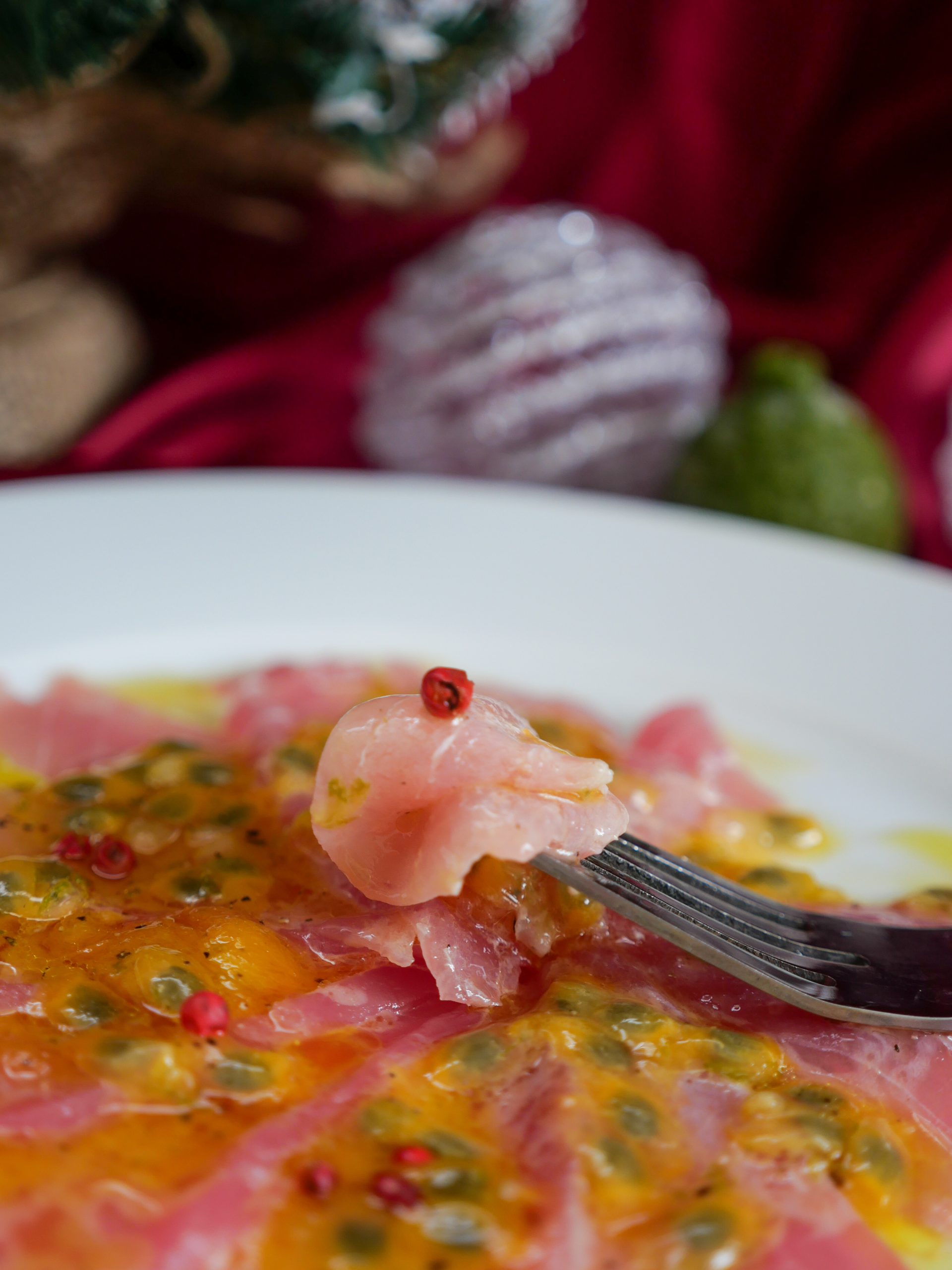 Carpaccio de thon à la passion et au combava