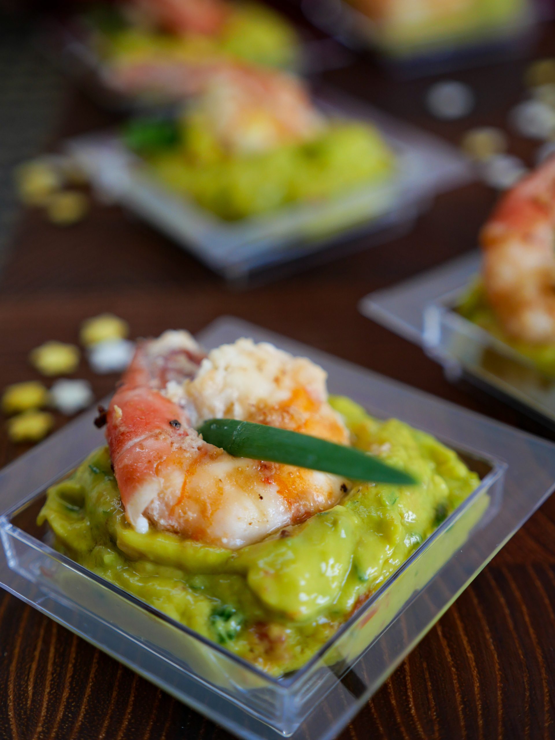 Queues de ouassous marinées et crème d'avocat