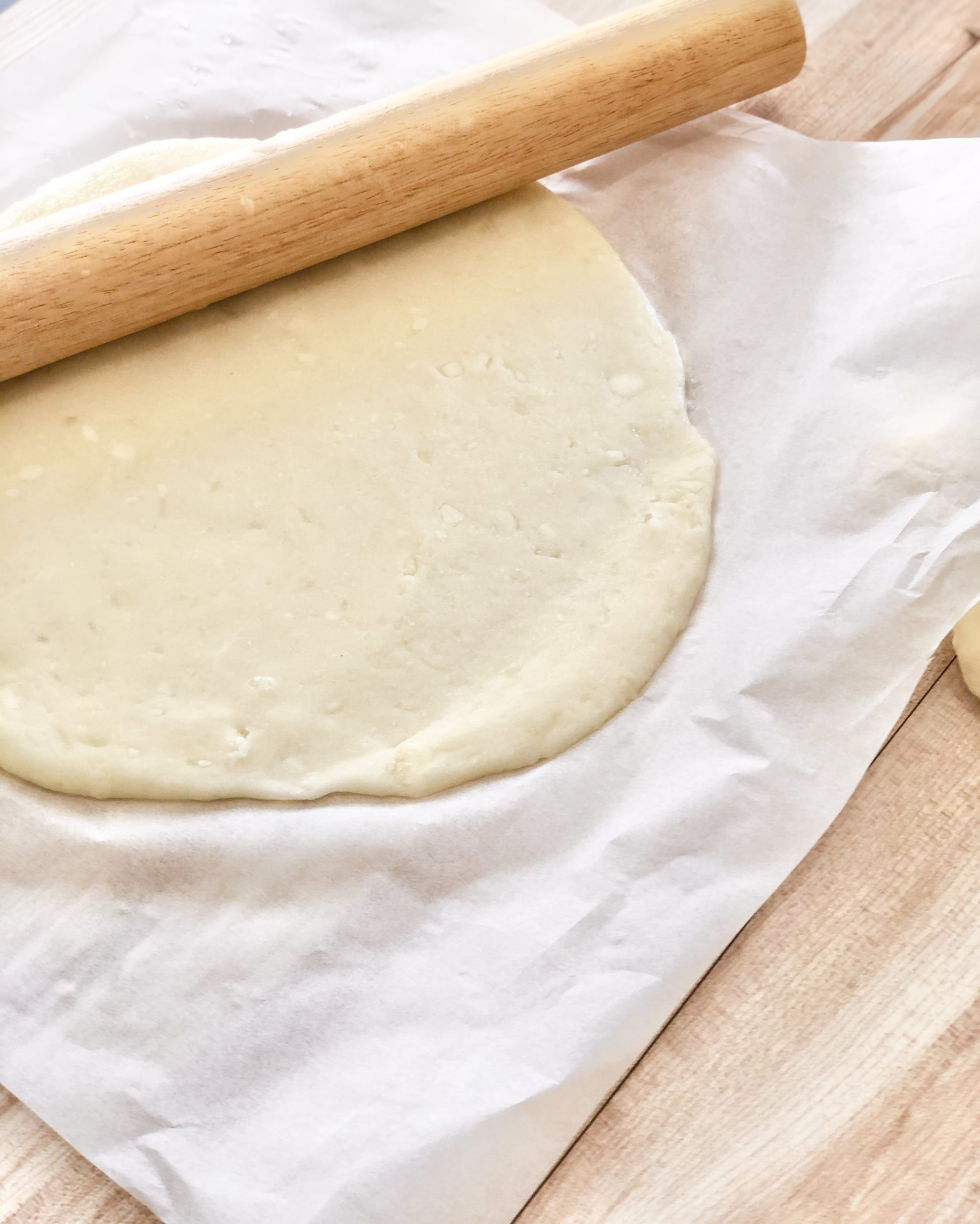 pâte étalée sur une feuille de papier cuisson