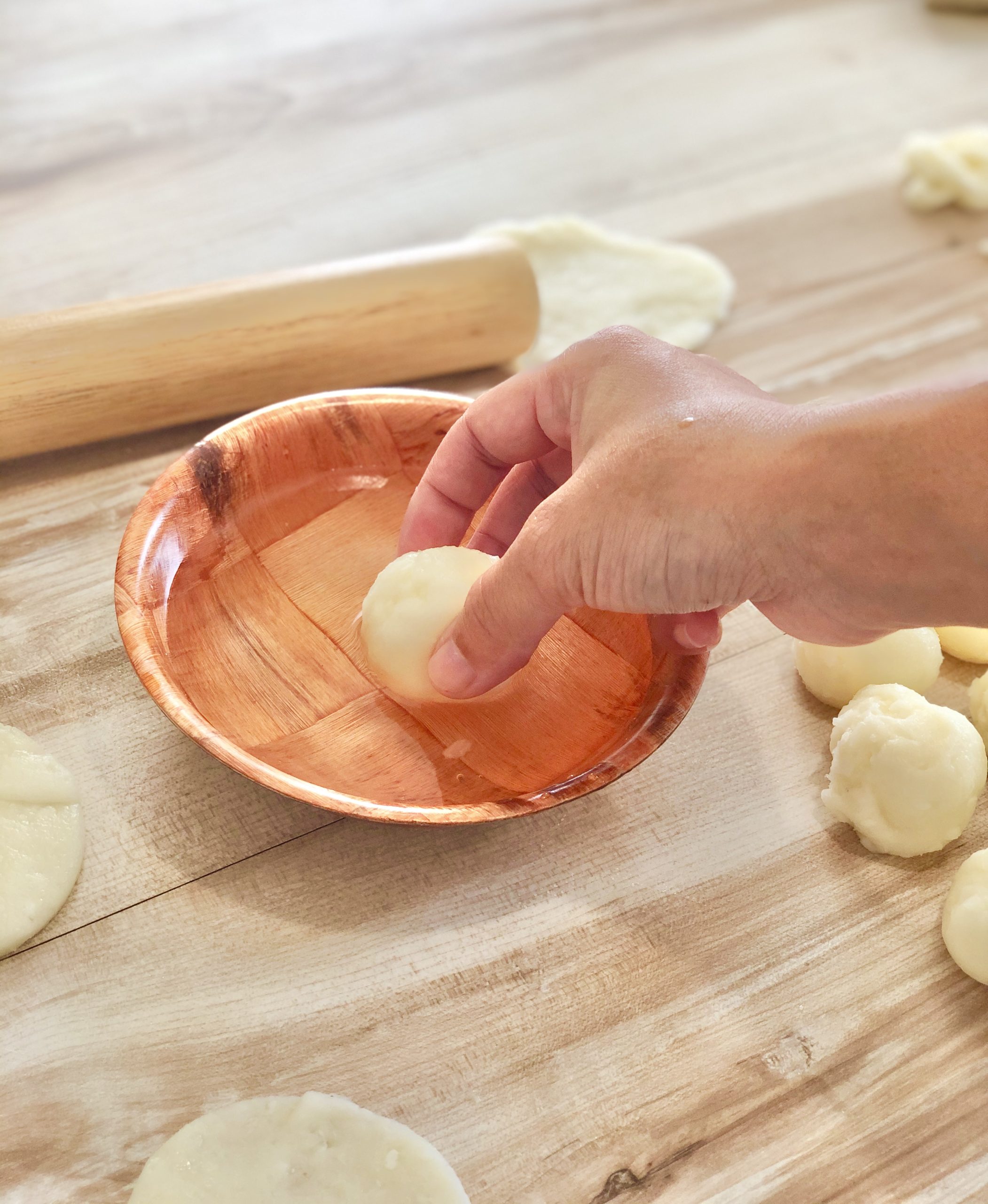 humidifier chaque boule de pâte dans de l’eau