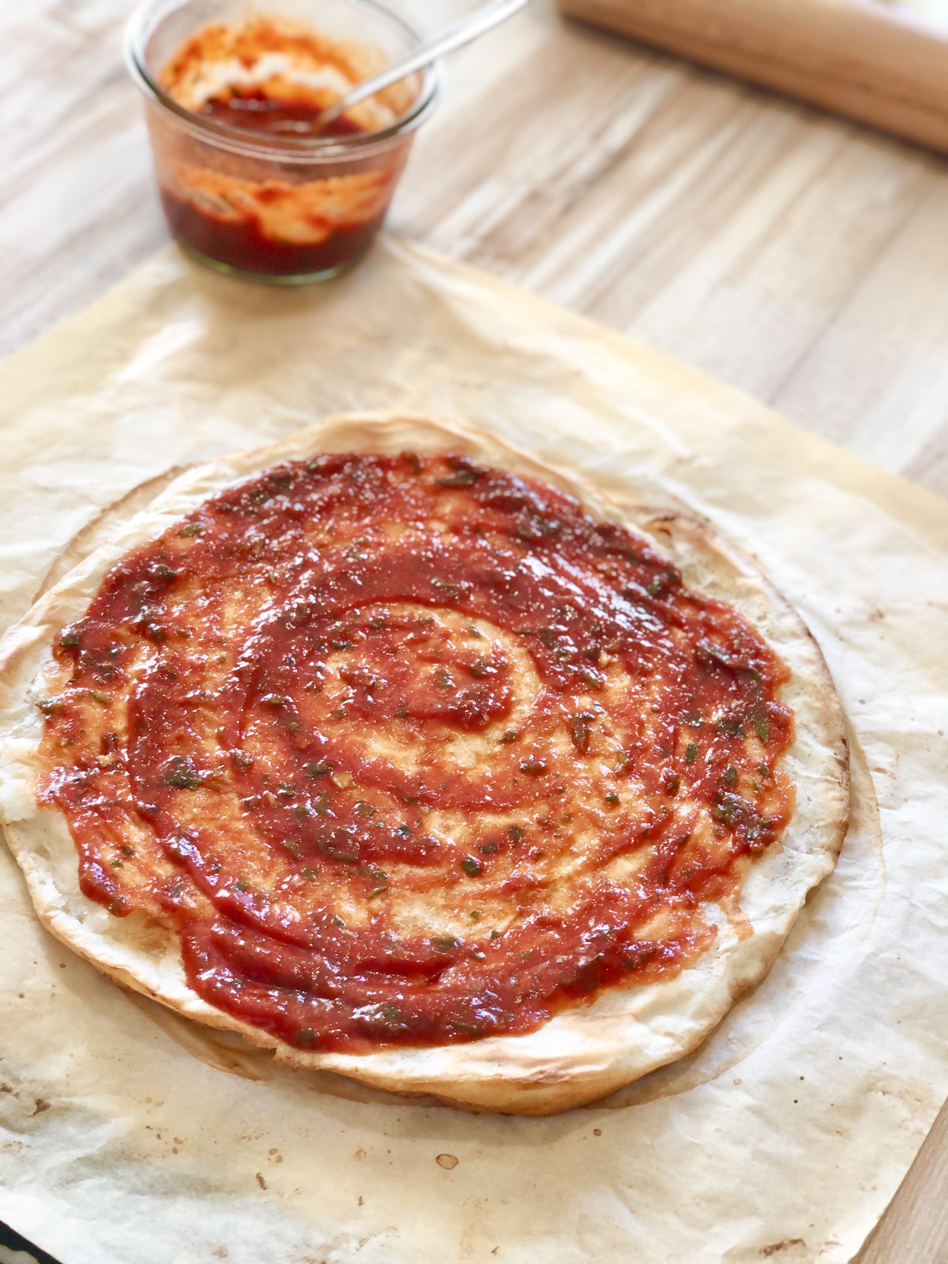 pate à pizza recouverte de sauce tomage