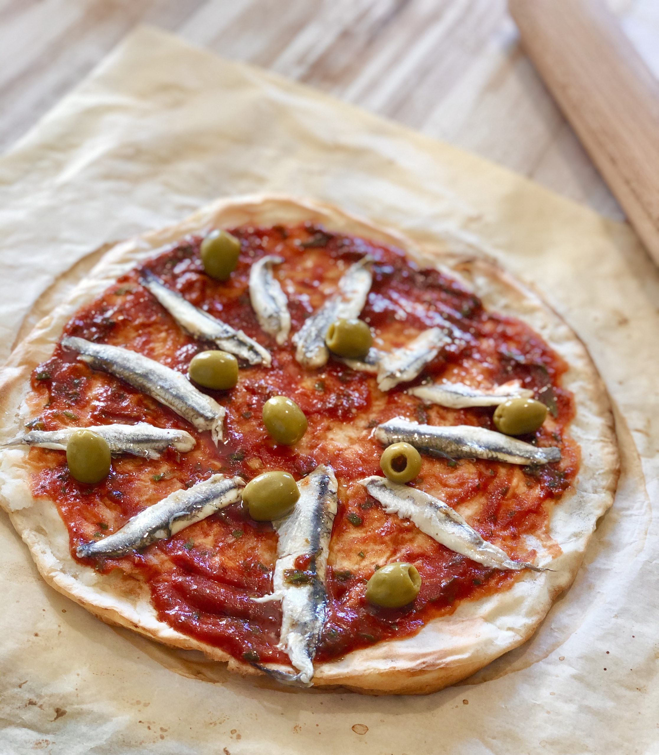 pate à pizza recouverte d'anchois
