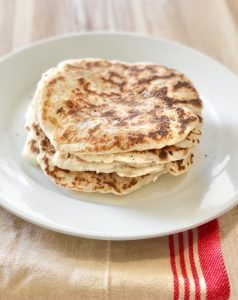 assiette remplie de nan à la farine de manioc
