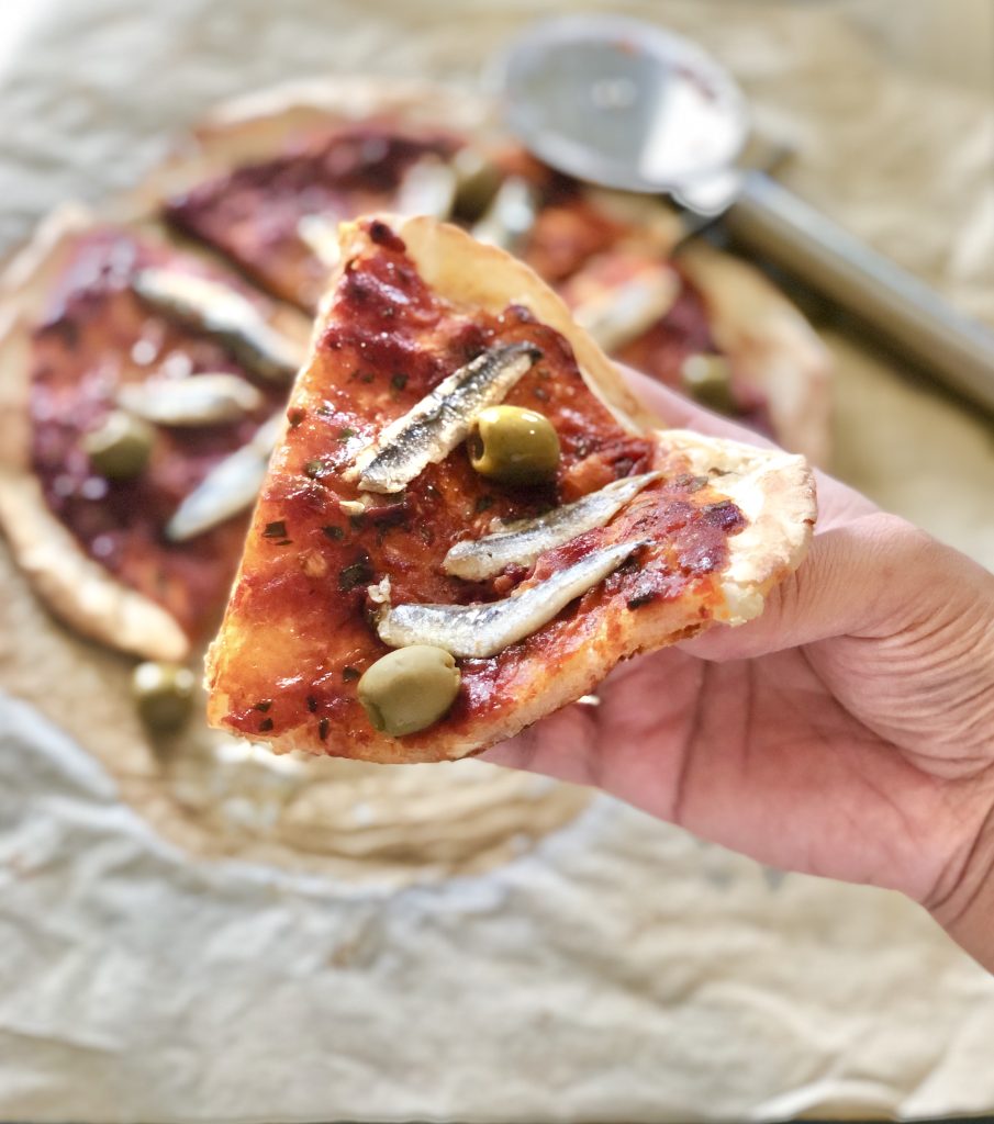 part de pizza aux anchois croustillante